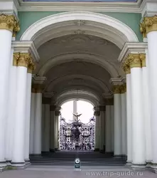 Вид на Дворцовую площадь из внутреннего дворика Эрмитажа
