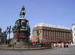 Памятник Николаю I, гостиница «Астория»