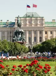 Памятник Николаю I и Мариинский дворец