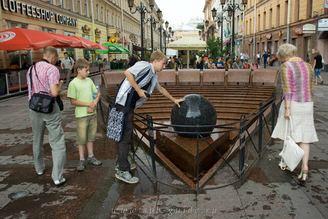 Невский проспект, фонтан с шаром на улице Малая Садовая