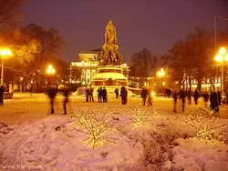 Памятник Екатерине II и новогодние украшения