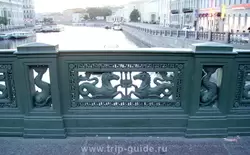 Река Фонтанка и морские коньки в ограде Аничкова моста