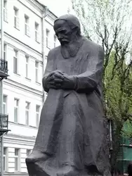 Памятник Ф.М Достоевскому в Санкт-Петербурге