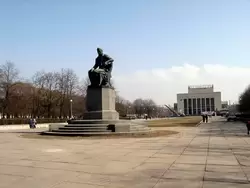 Памятник Грибоедову перед ТЮЗом
