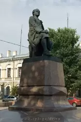 Памятник М.В. Ломоносову на Университетской набережной