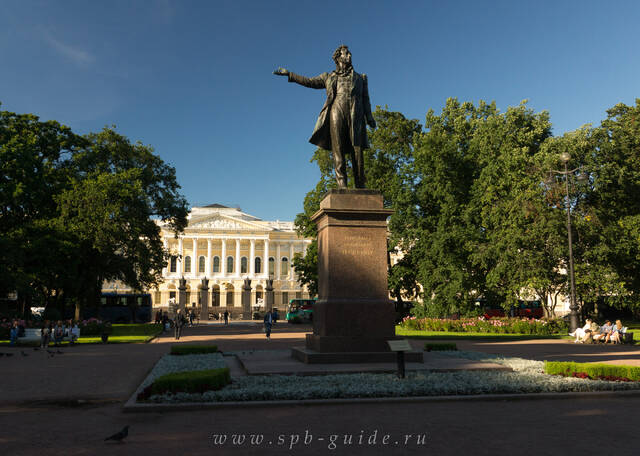 Площадь Искусств в Санкт-Петербурге