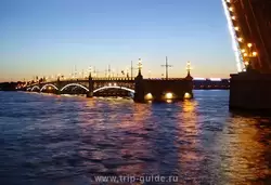 Праздничная подсветка Троицкого моста