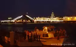Прогулки на катере во время развода мостов в Санкт-Петербурге
