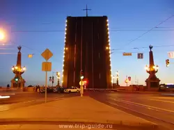 Троицкий мост СПб во время развода