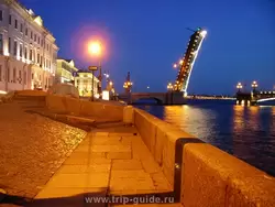 Верхне-Лебяжий мост и разведённый Троицкий мост