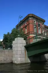 Фонари Краснофлотского моста и новое здание Морского музея
