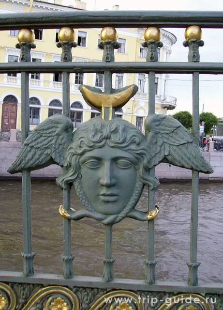 Канал Грибоедова, скульптура на ограде моста
