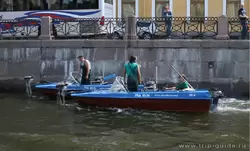 Лодки очищают реку от водорослей