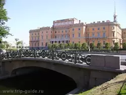 Нижне-лебяжий мост и Михайловский замок