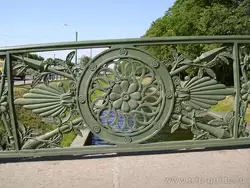 Нижне-Лебяжий мост, ограда