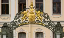 Львы и герб над воротами Шереметевского дворца