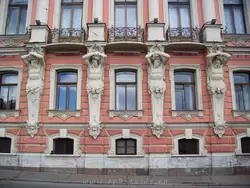 Скульптуры атлантов на фасаде дворца Белосельских-Белозерских
