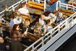 Туристы проходящих кораблей фотографируют Чижика-Пыжика