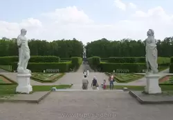 Скульптуры «Геркулес» (слева) и «Воинская доблесть» (справа) в Екатерининском парке