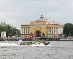 Патрульный катер проекта «Раптор» на фоне Адмиралтейства и зрителей