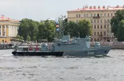 Рейдовый тральщик (бортовой номер 348, Балтийский флот) в Санкт-Петербурге накануне дня ВМФ