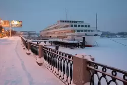 Теплоход «Петергоф» на зимней стоянке у набережной Макарова