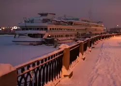 Теплоход «Петергоф» — зимняя стоянка в Санкт-Петербурге