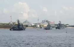 Военные корабли на стоянке у Петропавловской крепости