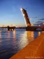 Развод Троицкого моста в Санкт-Петербурге