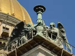 Ангелы по углам собора держат газовые светильники