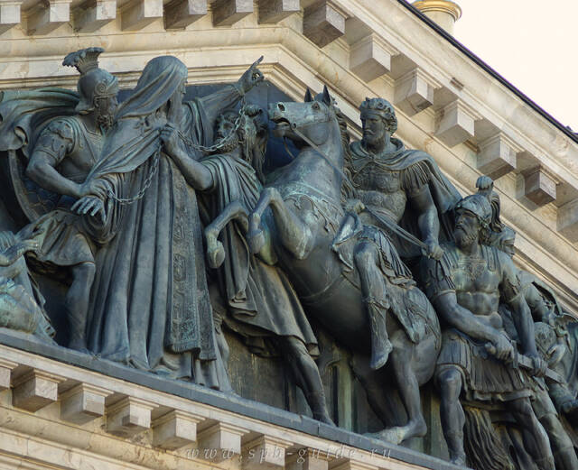 Горельеф «Встреча Исаакия Далматского с императором Валентом» на восточном фронтоне Исаакиевского собора