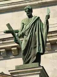 Апостол Варфоломей изображён с крестом и скребком - скульптура Исаакиевского собора