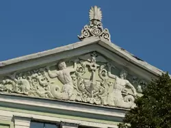 Барельеф с тритонами — Служебный корпус Мраморного дворца