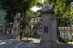Ворота Мраморного дворца с Дворцовой набережной
