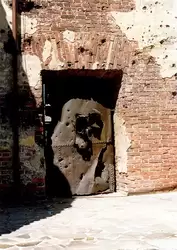 Петрокрепость, дверь в разрушенной церкви — тоже часть мемориала