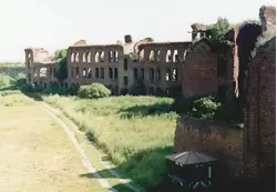Петрокрепость, руины надзирательского корпуса и 4-го тюремного корпуса (на переднем плане)