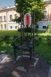 Скульптурная композиция «12 стульев» в Санкт-Петербурге