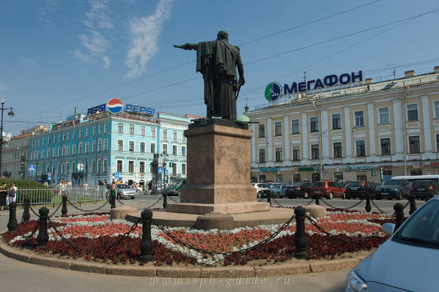 Памятник М.И. Кутузову у Казанского собора