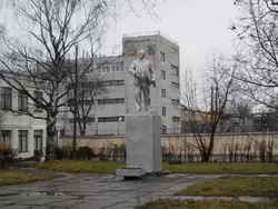 Памятник В.И. Ленину у Охтинского химического комбината