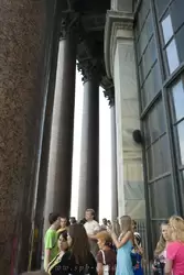 Колоннада Исаакиевского собора и туристы